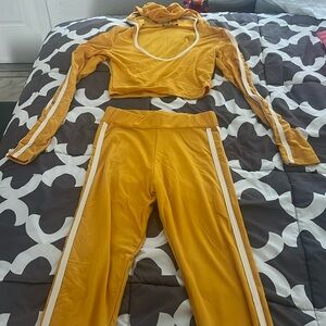 Sporty and sexy yellow Hoody and leggings set